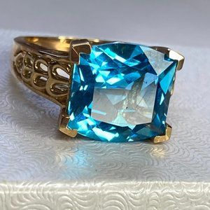 Blue Topaz Natural stone, set in decrative solid 14k Gold / size 7